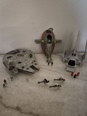 Starwars Micro Galaxy Squadron " Millennium Falcon Set" loose, pre-owned.